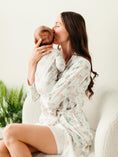 Load image into Gallery viewer, Woman's Robe - Modern Daisy
